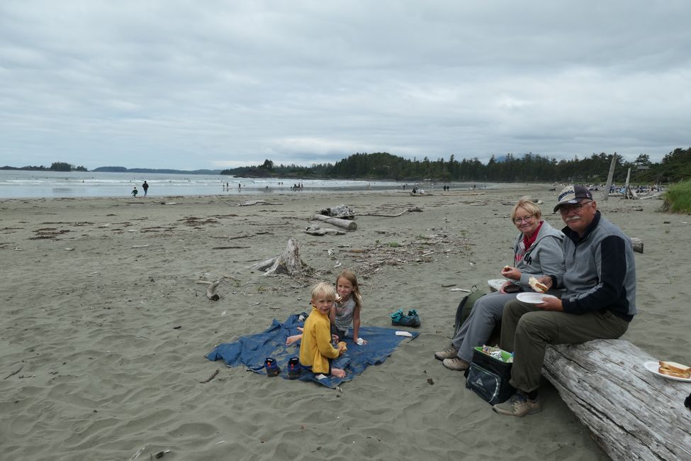 Fr. 1.7 .: Tofino - Bears, Wolves, and the Rainforest Trail