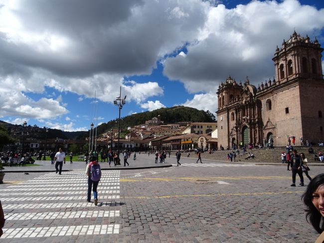 Auf dem Plaza de Armas in Cusco. Der ehemalige Marktplatz der Inkas. Als Willkommensgruß haben die Spanier einfach ihre eigenen Häuser auf fie Anlagen der Inkas gebaut