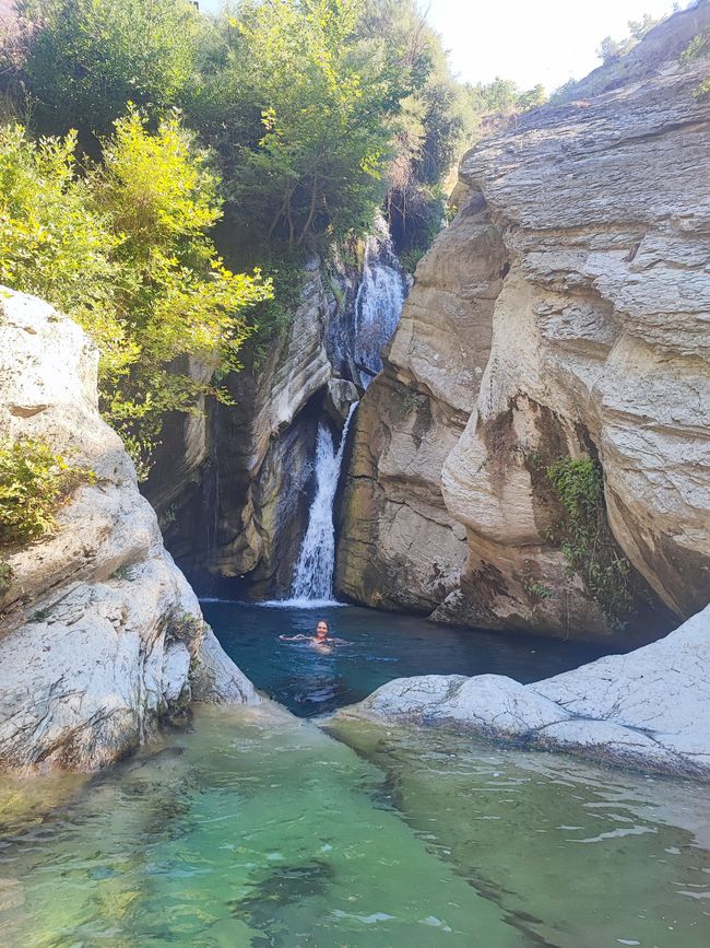 Roadtour nach Permet, Bogove Wasserfall, Osumi Canyon und heiße Quellen / Albanien