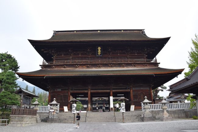 Das zweite Tor vor dem Tempel