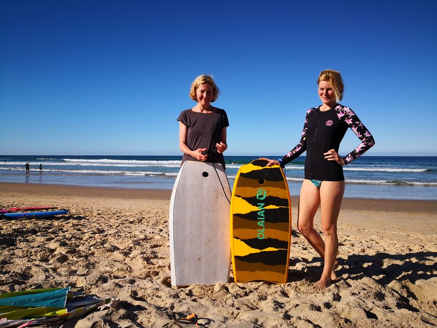 zwei Badenixen bereit zum Wellenreiten, Sunshine Coast