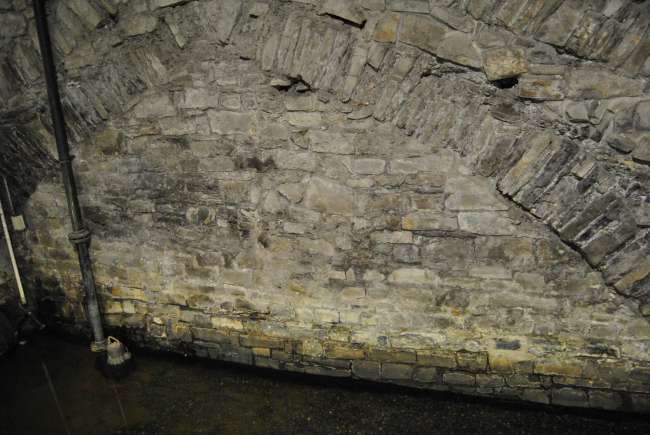 Fluss der unter Dublin durchfließt (Ausgrabungen des alten Castles)
