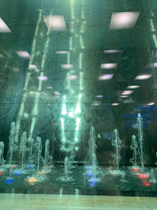 Wasserfall im Flughafen 