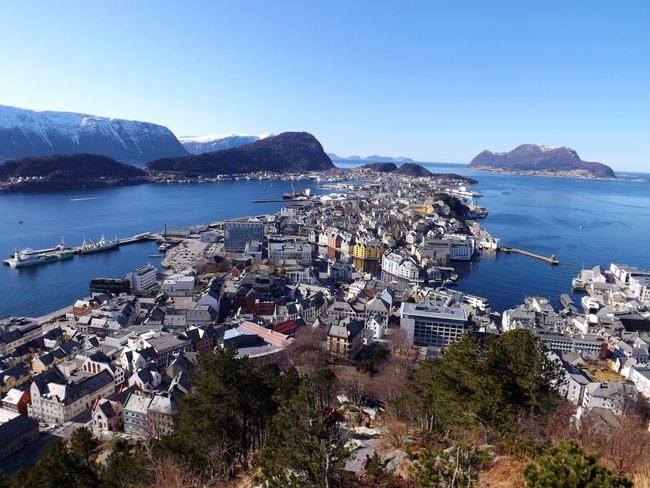 Viewpoint above the city 	Ålesund! 418 steps :D