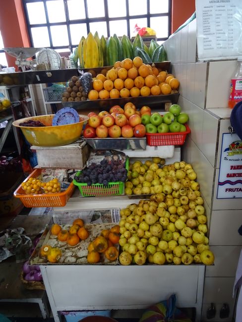 Früchte gibts überall! Fruchtstand in der Markthalle in Quito