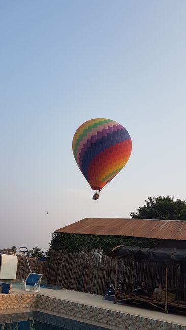 In Vang Vieng werden auch Touren in Heißluftballons angeboten. 