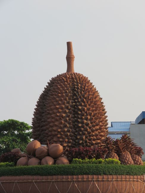 Eislingen's penchant for roundabout art, today: oversized durian