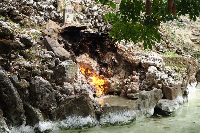 Die „Feuer und Wasser- Quelle“: durch Methan-Ausstoß entsteht Feuer, das seit über 3 Jahrhunderten brennt. 