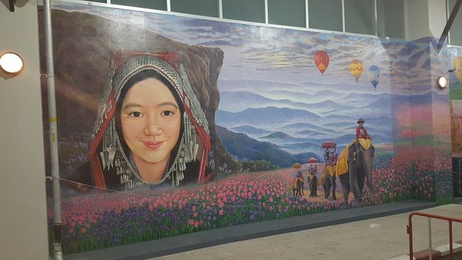 Diese vier schönen Motive befinden sich beim Bus Terminal in Chiang Rai.