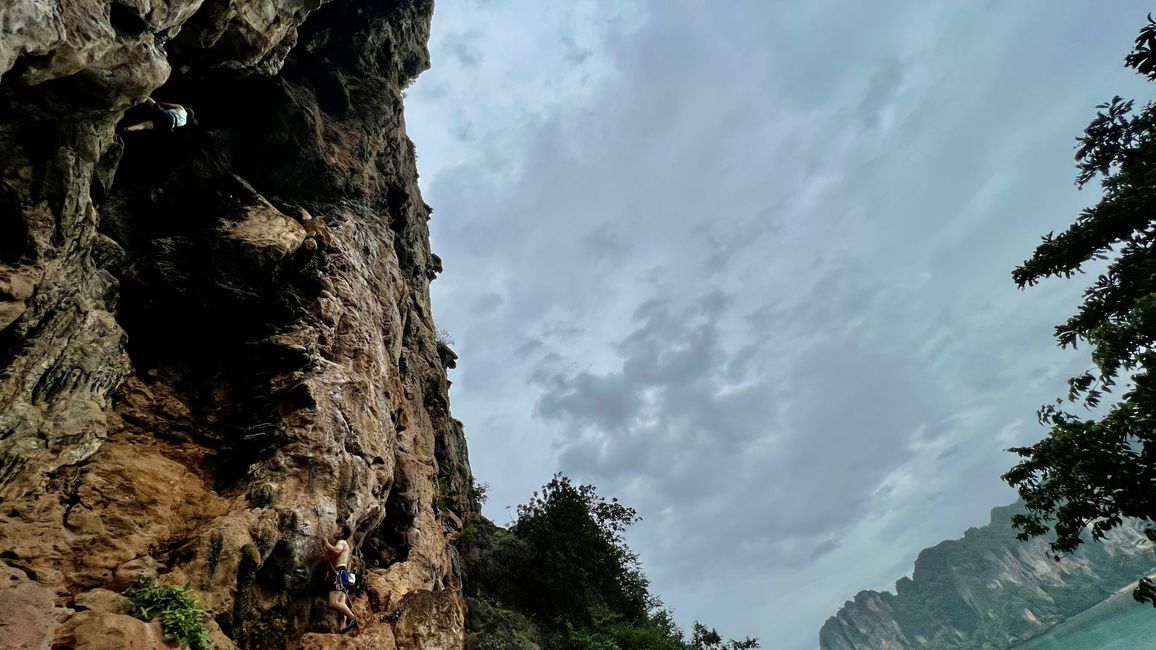 Tag 319 - climbing @ Bat cave with rain ☺️