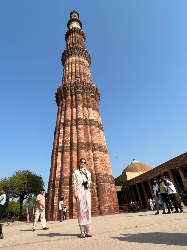 Qu‘tub Minar, die älteste Moschee Indiens. 