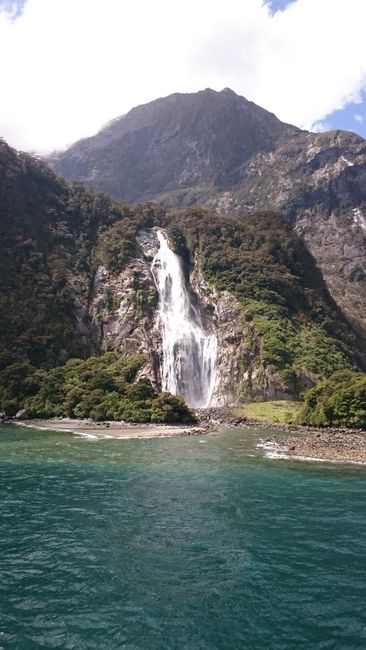 On the way back: a mountain stream that has carved into the rocks.