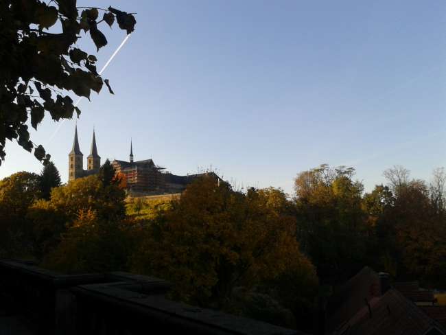Blick auf das Kloster vom Rosengarten aus