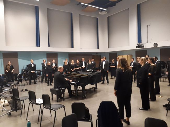 Last vocal warm-up before the concert