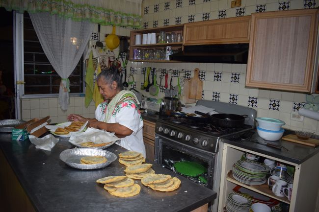Toñis bei den Vorbereitungen in der Küche
