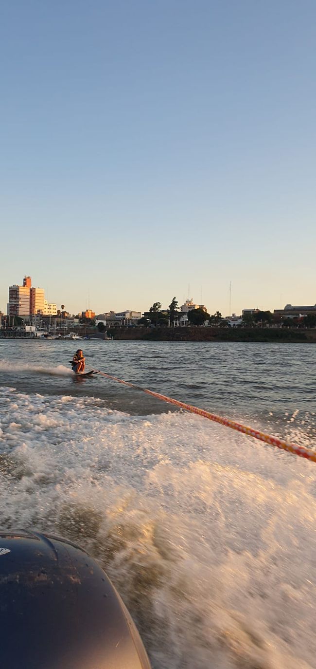 Wasserskifahren ist Aufgrund des Reichlich vorhandenen Platztes ein belibter Sport hier, sofern man über ein Boot verfügt gibt es nichts besseres. Das da auf dem Bild bin tatsächlich ich, in Corrientes wasserskifahrend. 