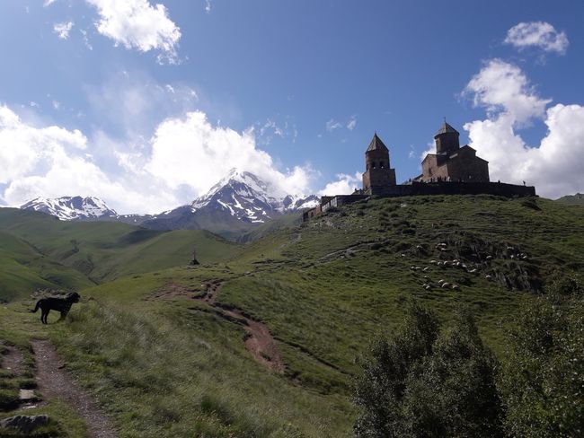 Gergeti-Sameba vor Kasbekmassiv