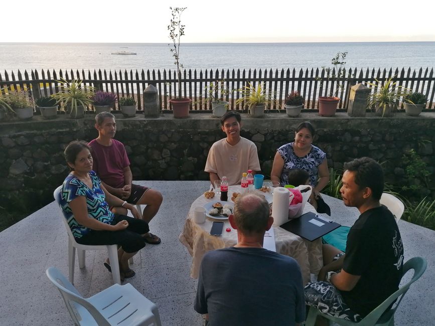 spontaner Besuch von Robert in Camiguin, der teilunterstützt von Batulong Tourismus studiert, seine Schwester Elrose (Dondon's Partnerin) und Dondon. Links die Eltern von Robert