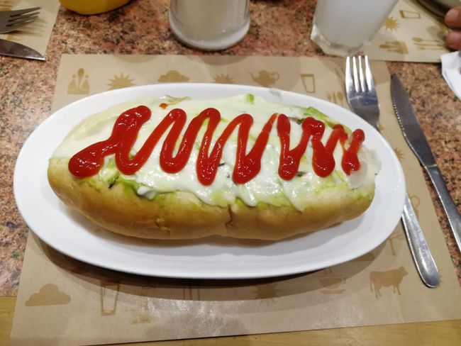 Chilenisches Completo: Hot Dog mit Avocado, Tomate, Sauerkraut, Ketchup und Mayo - gibt's an jeder Ecke