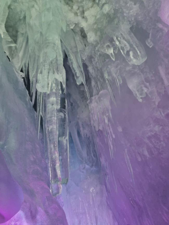 Eiszapfen in einer Gletscher.