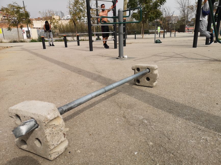 Outdoor Fitnessparks gibt es hier en masse. Und wenn nichts anderes da ist, trainiert man und frau auch gerne mit Betonklötzen und Eisenstangen #ghettostyle