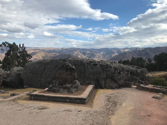 2. Tag Cusco: Schöne Stadtführung und Besichtigung der atemberaubenden Inkastätten „Sacsayhuamán“ und ganz legendär den Tambomachay! Man achte auf Namen vor dem WasserTempel😎👍 Außerdem haben wir den Chef unseres Strassenblocks getroffen! (siehe Jeansjacke😂👍)