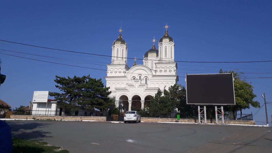 Die wunderschöne, neu renovierte orthodoxe Kirche in Harsova.