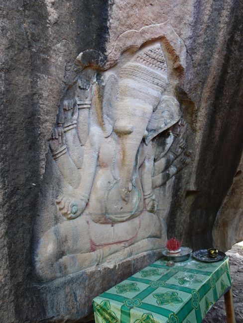 Peung Kom Nuo: Ganesha, der Gott in Elefantenform, in den Fels gehauen