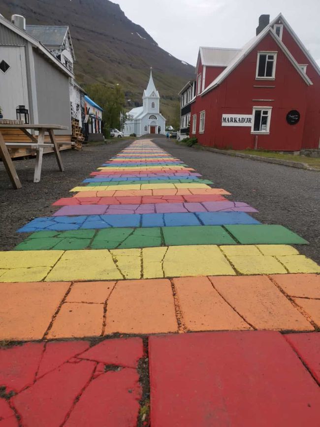 Der farbige Weg zur Kirche in Seidjsfjordur