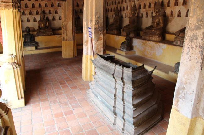 Kaputte Buddha-Staturen im ältesten Tempel der Stadt