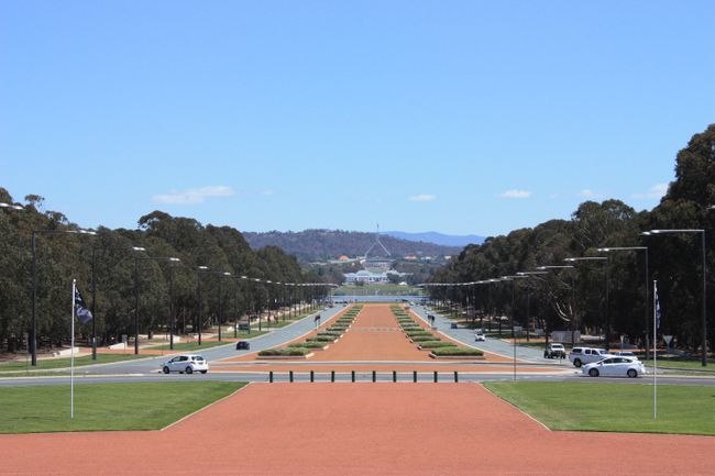 Anzac Parade, Hintergrund old & new Parliament houses