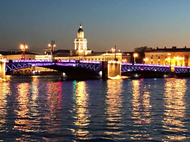 St. Petersburg beleuchtet