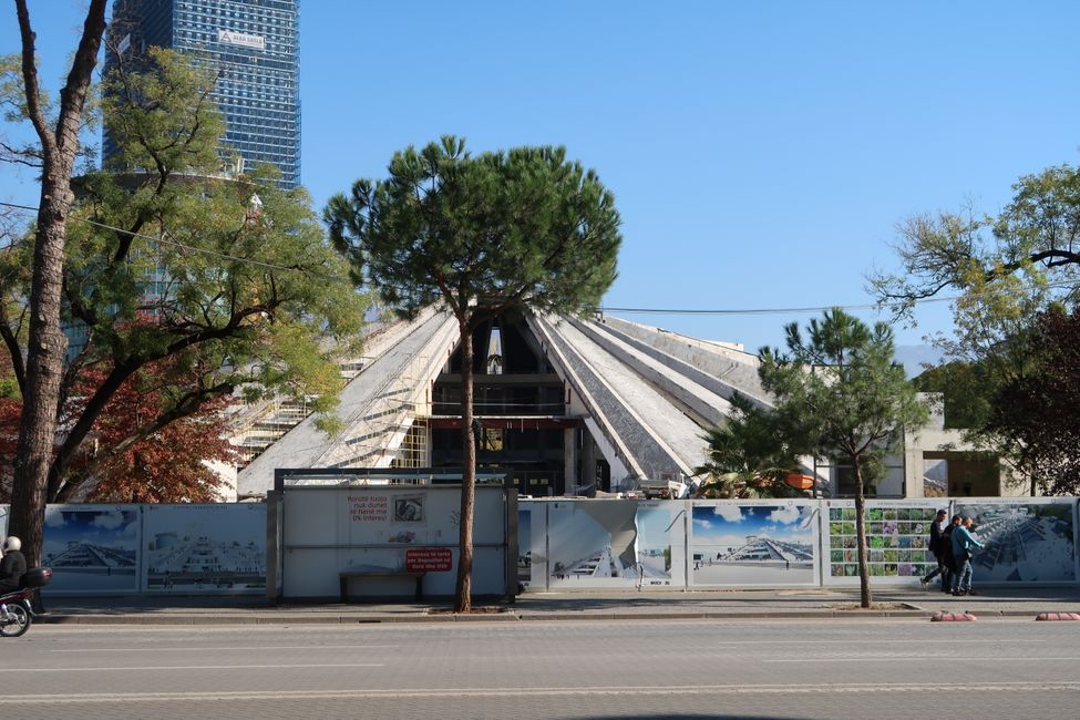 Pyramide von Tirana. Erst Wahrzeichen des Kommunismus, dann Museum, bald Jugendzentrum