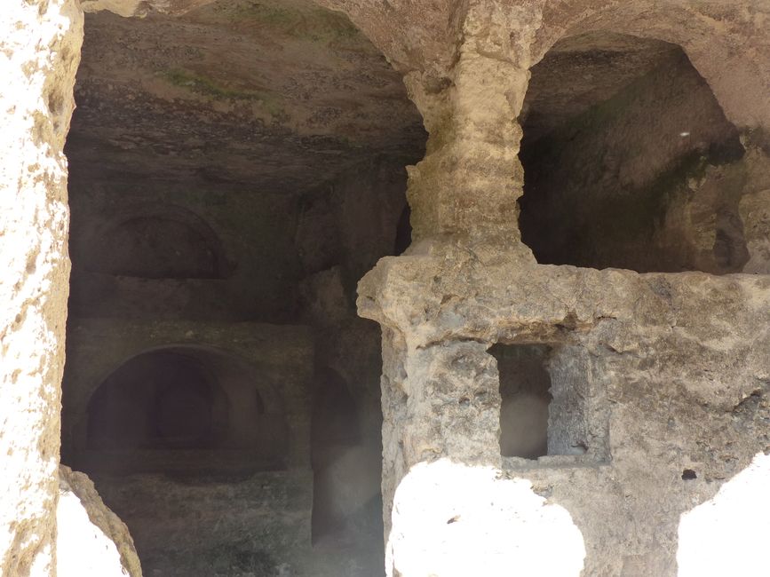 Vespasian/ Titus Tunnel und Gräber