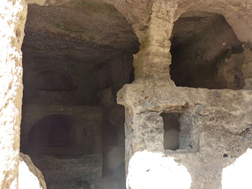 Vespasian/ Titus Tunnel and Graves