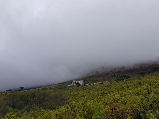 Lower cable station am Table Mountain grad noch unterhalb der Wolken