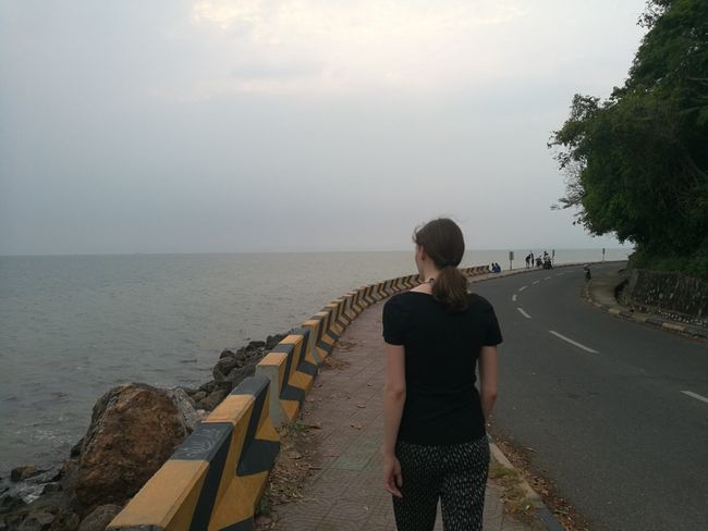 El camino de la playa al mercado de pescado.