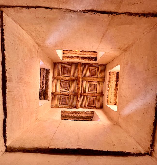 An interesting perspective into the attic of the Kasbah. (Photo: Birgit)