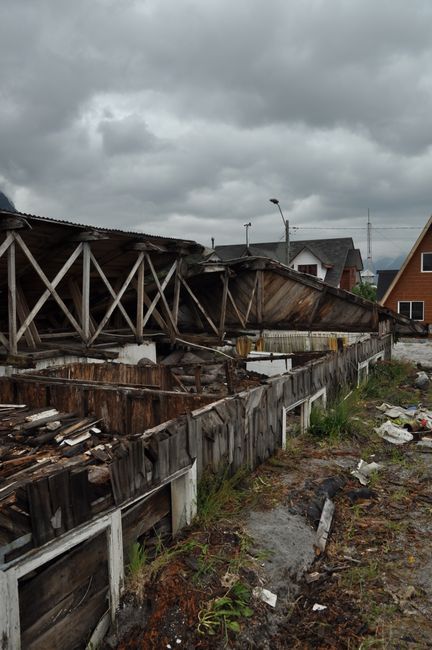 Beschädigte Häuser vom Vulkanausbruch von 2008