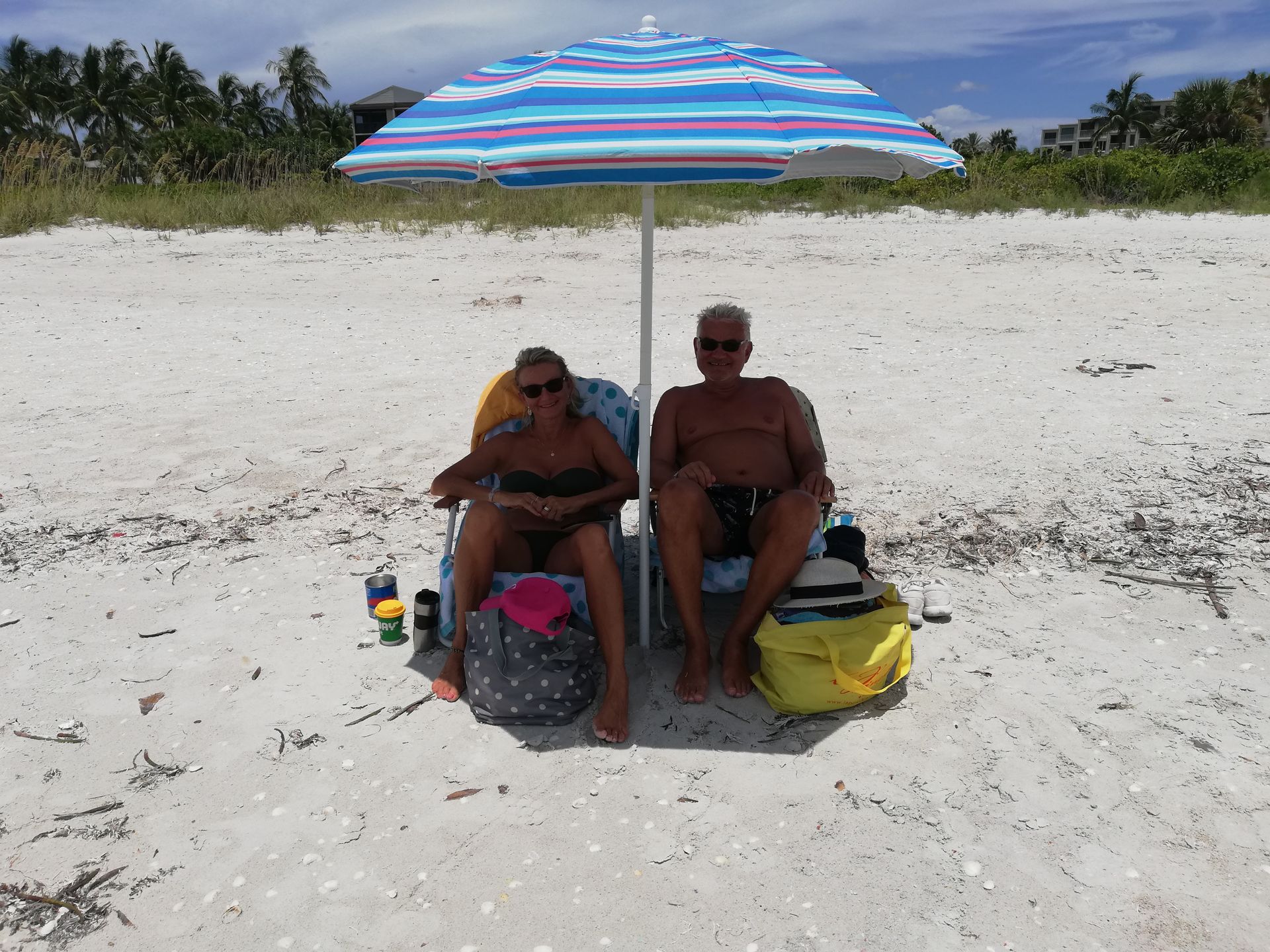 Beach chairs und Sonnenschirm 