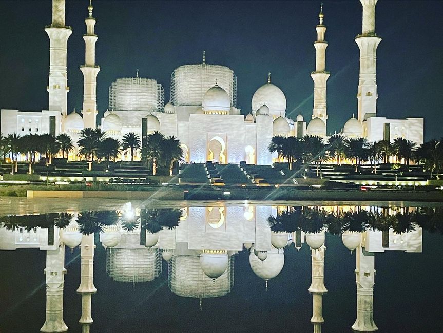 First stop: the famous and one of the most magnificent mosques in the world: The Sheikh Zayed Mosque, with room for 40,000 worshipers