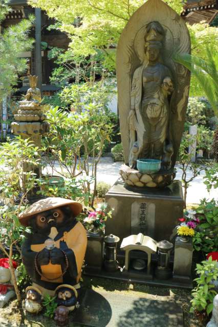 Figures at the Daishoin Temple
