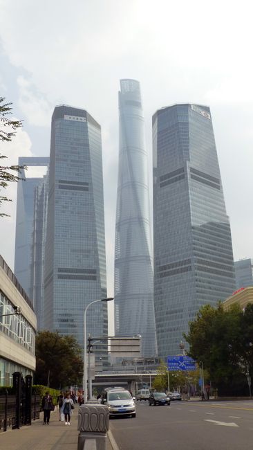 Der Shanghai Tower (Mitte) ist mit 632m das dirtthöchste Gebäude der Welt. Der Shanghai World Financial Tower (Links) ist nur 474m hoch.
