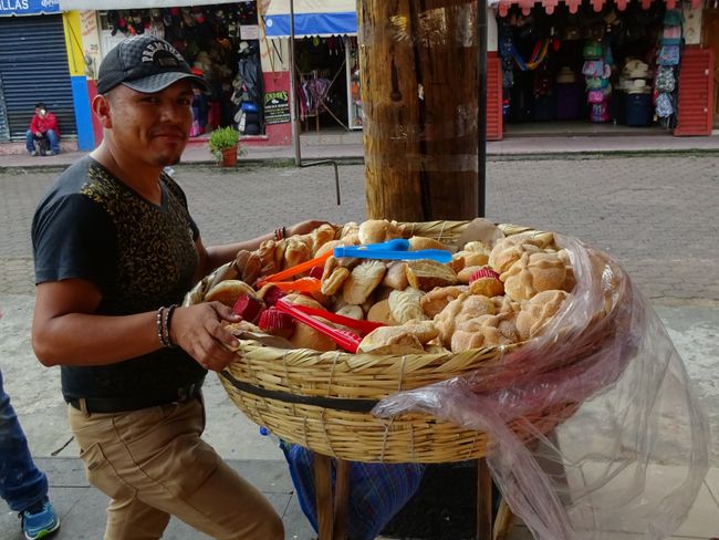 Ein sehr netter Verkäufer mit seinem Korb voller Pan de Muertos und Pan dulce (allerlei süßes Gebäck)