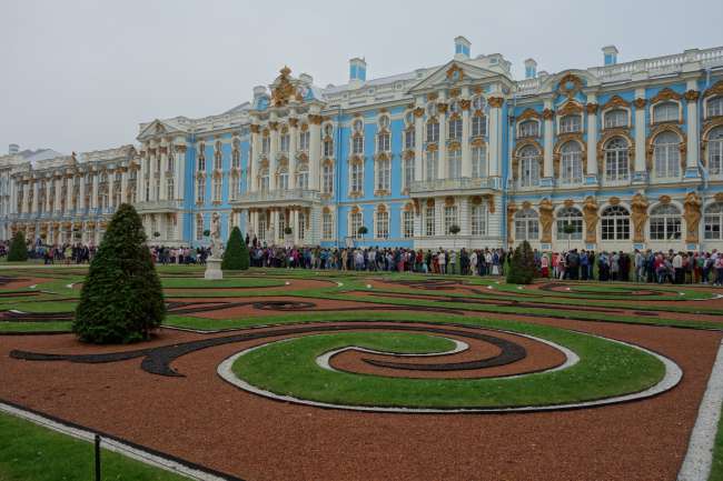 Catherine Palace with a huge (!) queue