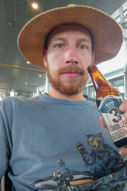 在波哥大机场，我用最后的比索买了一杯很酷的“Tres Cordilleras”。满怀喜悦地期待着厄瓜多尔。