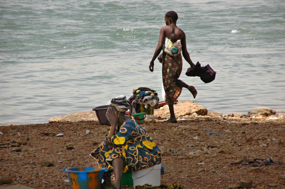 Waschtag auf einem Nebenfluss des Niger in Bamako, Mali