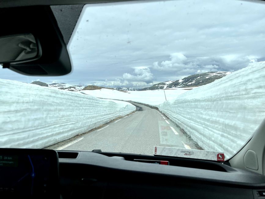 Plötzlich taucht eine tiefe Schneedecke auf