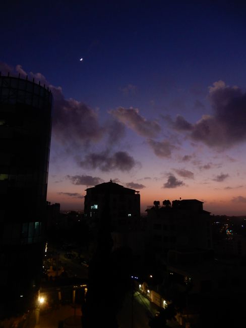 ... Welcome Ramallah! Hier der Nachtblick von der Hostel-Dachterrasse