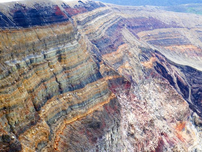 Verschiedenfarbige Gesteinsablagerungen am Vulkan Ilamatepec